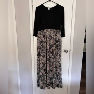 ShopEvelynne Black and Cream Maxi Dress